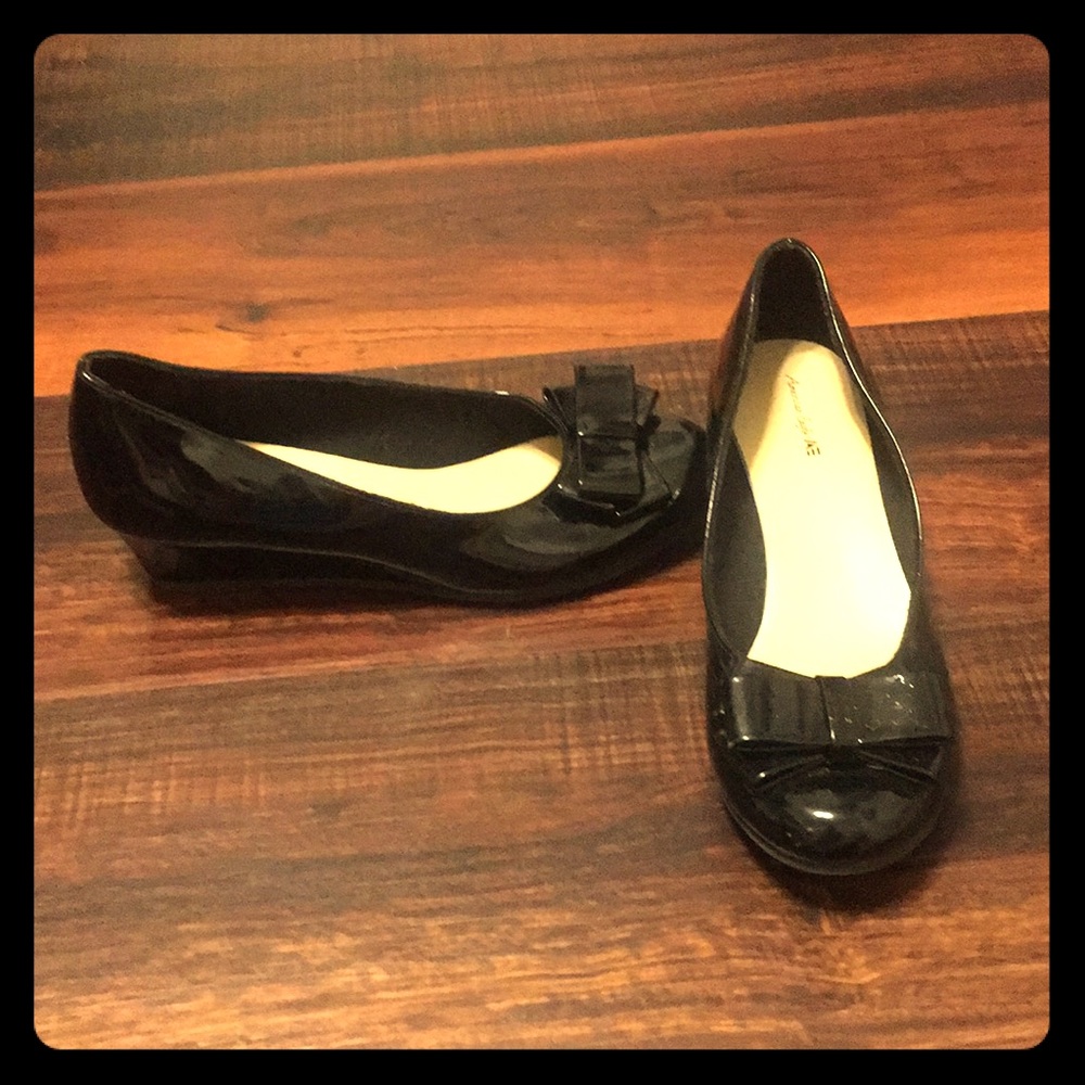 Girls patent leather wedges
